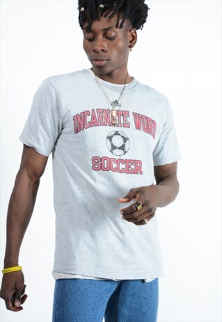 ADIDAS TEE SHIRT IN GREY WITH FRONT PRINT.