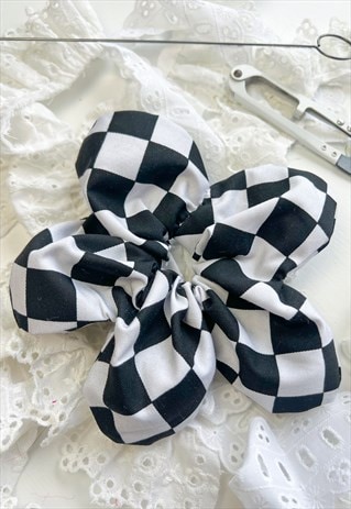 CHECKERBOARD OVERSIZE FLOWER SCRUNCHIE