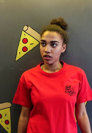 TSHIRT IN RED WITH EMBROIDERED PIZZA GRAPHIC