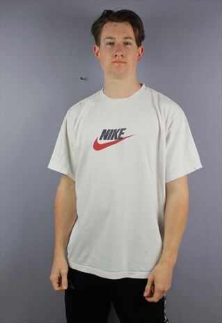 VINTAGE NIKE T-SHIRT IN WHITE WITH CLASSIC PRINTED LOGO. SIZ