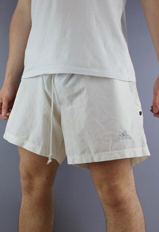 VINTAGE ADIDAS SHORTS IN WHITE WITH POCKETS AND EMBROIDERED