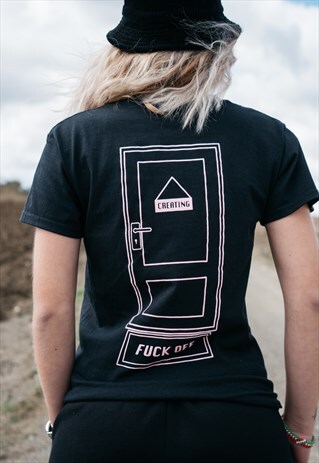 SHORT SLEEVED GRAPHIC T-SHIRT IN BLACK WITH UNDERRATED PRINT