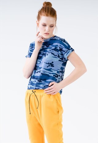 CAMOUFLAGE PRINT CROPPED T-SHIRT IN BLUE