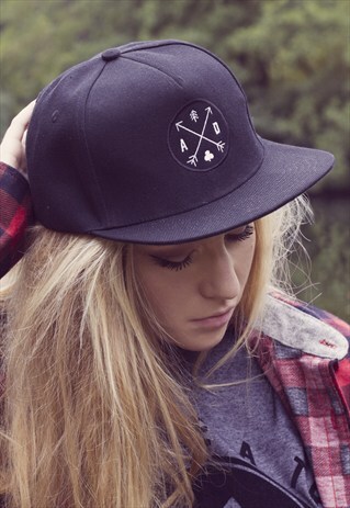ART DISCO 'ARROW EMBLEM' SNAPBACK CAP IN BLACK