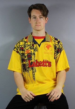 VINTAGE UMBRO NOTTINGHAM FOREST FOOTBALL SHIRT IN YELLOW WIT