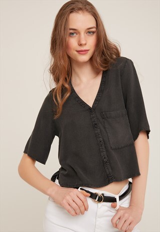 CROPPED V-NECK SHIRT