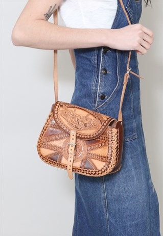 70'S LADIES VINTAGE BAG BROWN WOVEN LEATHER TOOLED HIPPY