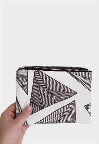MONOCHROME COSMETIC BAG - LINED TRIANGLES