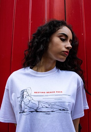 T-SHIRT IN WHITE WITH RESTING BEACH FACE GRAPHIC PRINT
