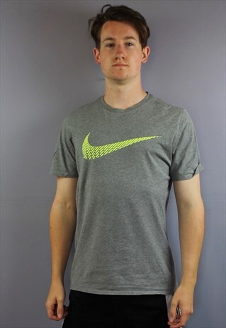 VINTAGE NIKE T SHIRT IN GREY WITH PRINTED SWOOSH LOGO. SIZE