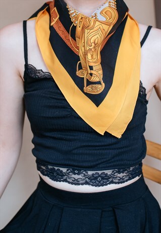 VINTAGE 80S QUEEN SCARF