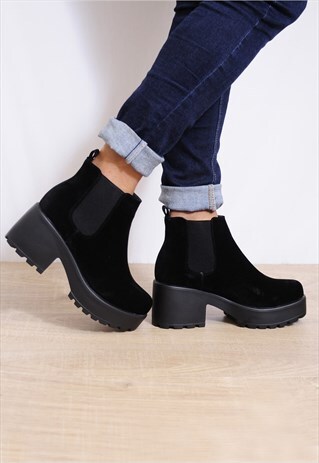 BLACK ELASTICATED PULL ON CLEATED PLATFORMS ANKLE BOOTS