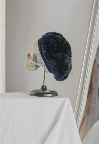 VINTAGE 90S GRUNGE FLUFFY BERET IN BLACK AND DARK BLUE