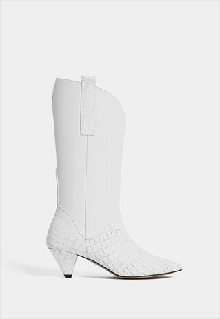 WHITE BOOTS WITH SNAKE PATTERN