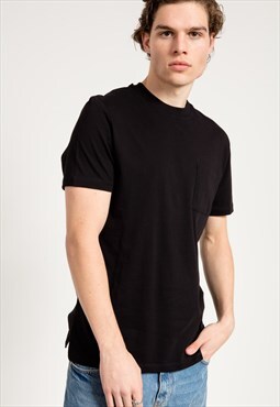 Basic T-shirt in Black with Pocket