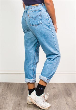 VINTAGE 90'S LEVI'S LIGHT BLUE DENIM HIGH WAIST MOM JEANS