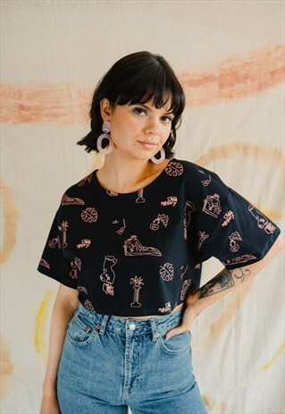 BLACK REPEAT PRINT CROPPED TEE