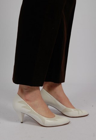VINTAGE 80S WHITE SNAKESKIN APPLIQUE PUMPS