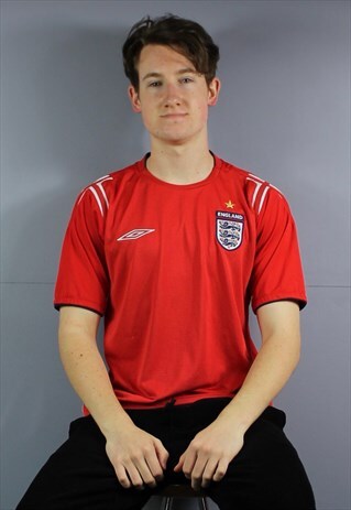 VINTAGE UMBRO ENGLAND FOOTBALL SHIRT IN RED WITH EMBROIDERED
