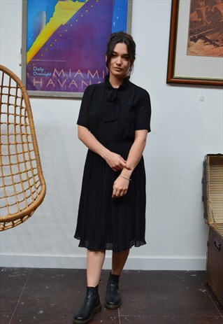 VINTAGE PLEATED BLACK MIDI DRESS