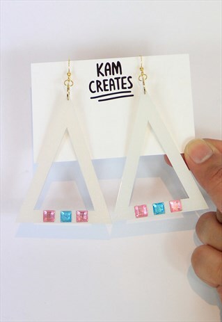TRIANGLE STATEMENT EARRINGS IN WHITE PEARL WITH GEMS