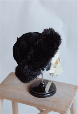 Vintage 60s Faux Fur Edge Women Round Hat in Black