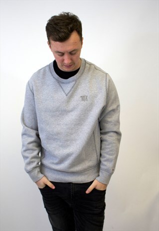 VINTAGE TOMMY HILFIGER SWEATER