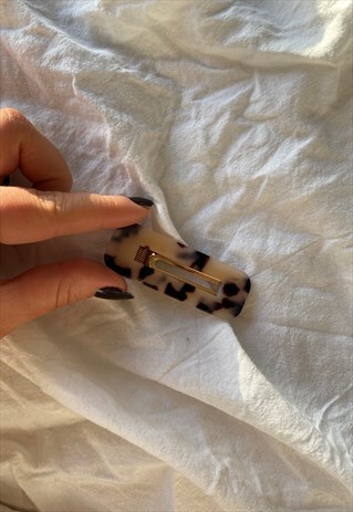 WHITE LEOPARD PRINT HAIR CLIP