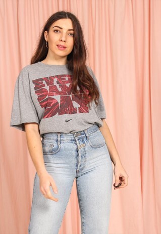 VINTAGE 90S NIKE GRAPHIC T-SHIRT IN GREY