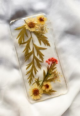 iPhone 6/6s Cover with Pressed Flowers and Foliage