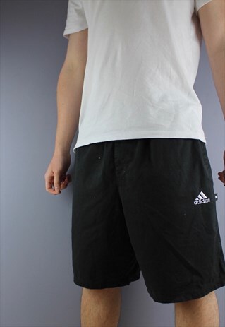 VINTAGE ADIDAS SHORTS IN BLACK WITH POCKETS AND EMBROIDERED