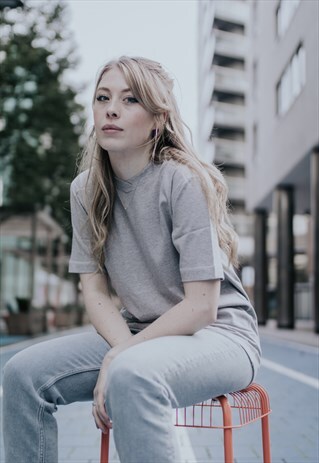 HEAVYWEIGHT SPLIT COLLAR LOGO T-SHIRT IN GREY