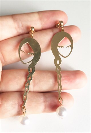 GIRL WITH IMITATION PEARL STUD EARRING