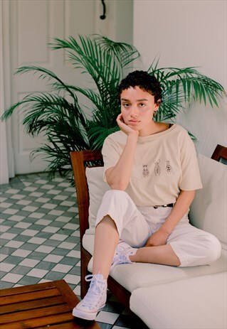 ORGANIC T-SHIRT IN BEIGE WITH UNEXPECTED POLLINATORS DESIGN