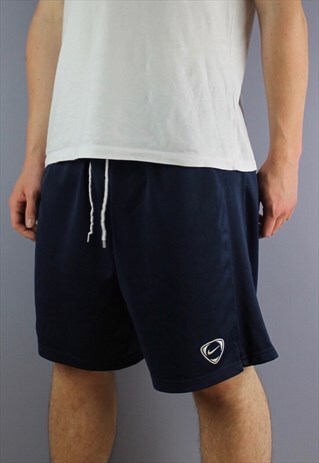VINTAGE NIKE SHORTS IN NAVY WITH LOGO AND DRAWSTRINGS. SIZE