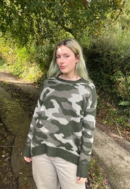Vintage Camo Knitted Patterned size large Jumper In Green