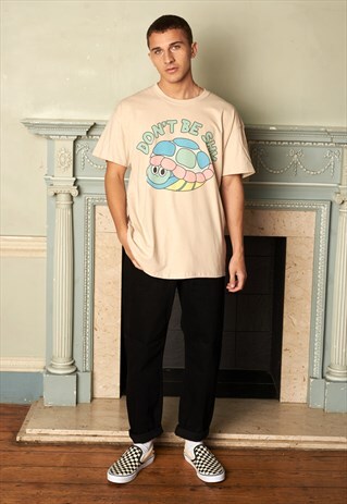 DON'T BE SHY MEN'S TORTOISE SLOGAN T-SHIRT