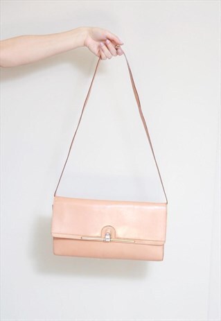 VINTAGE 1970'S TAN LEATHER CLASPED HAND BAG