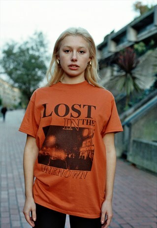 TEXAS ORANGE T-SHIRT WITH 'LOST IN THE UNKNOWN' DESIGN