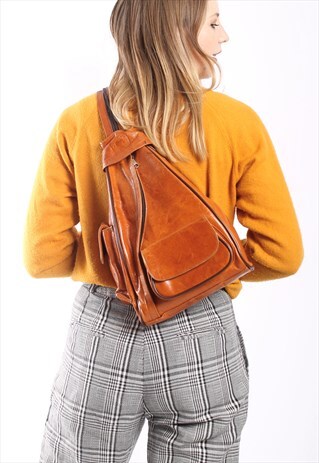 VINTAGE 90S TRIANGLE BACKPACK IN SHINY TAN LEATHER