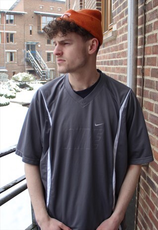 VINTAGE NIKE T SHIRT