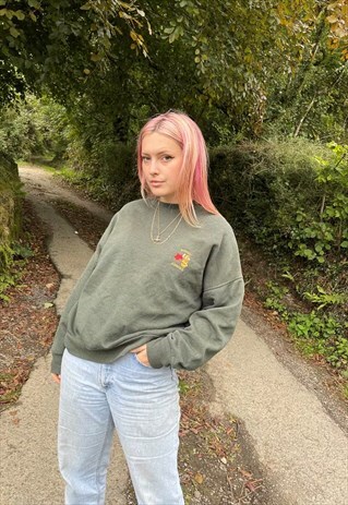 VINTAGE EMBROIDERED QUEBEC CANADA GREEN SWEATSHIRT