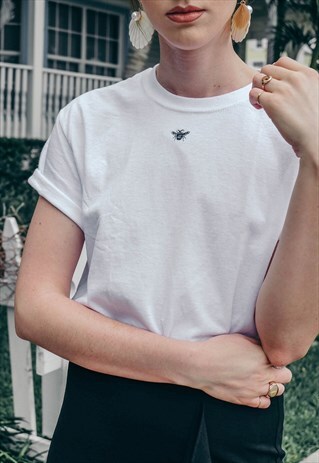UNISEX T-SHIRT IN WHITE WITH MINI BEE EMBROIDERY