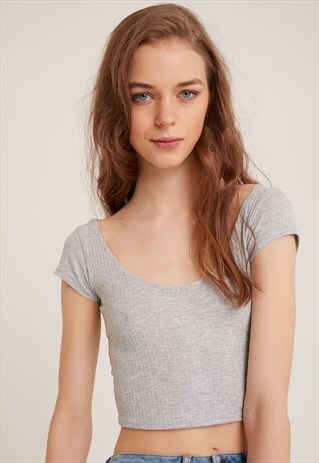 RIBBED V-NECK T-SHIRT