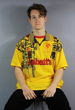 VINTAGE UMBRO NOTTINGHAM FOREST FOOTBALL SHIRT IN YELLOW WIT