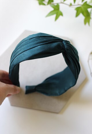KNOT TOP WIDE HEADBAND IN GREEN SATIN