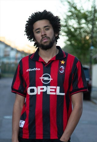 VINTAGE 1994/1995 AC MILAN FOOTBALL SHIRT IN RED AND BLACK