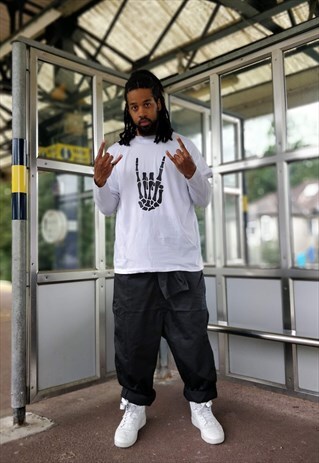SKELETON OVERSIZED GRAPHIC T-SHIRT ROCK AND ROLL