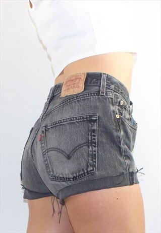 VINTAGE 90'S OVERSIZED BLACK WASH LEVI SHORTS
