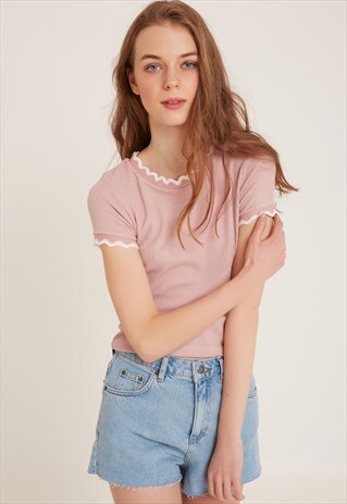 CONTRAST FRILL HEM T-SHIRT